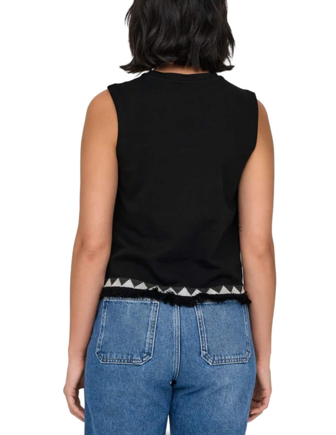 Camiseta Only Liva negro manga sisa y bordado para mujer