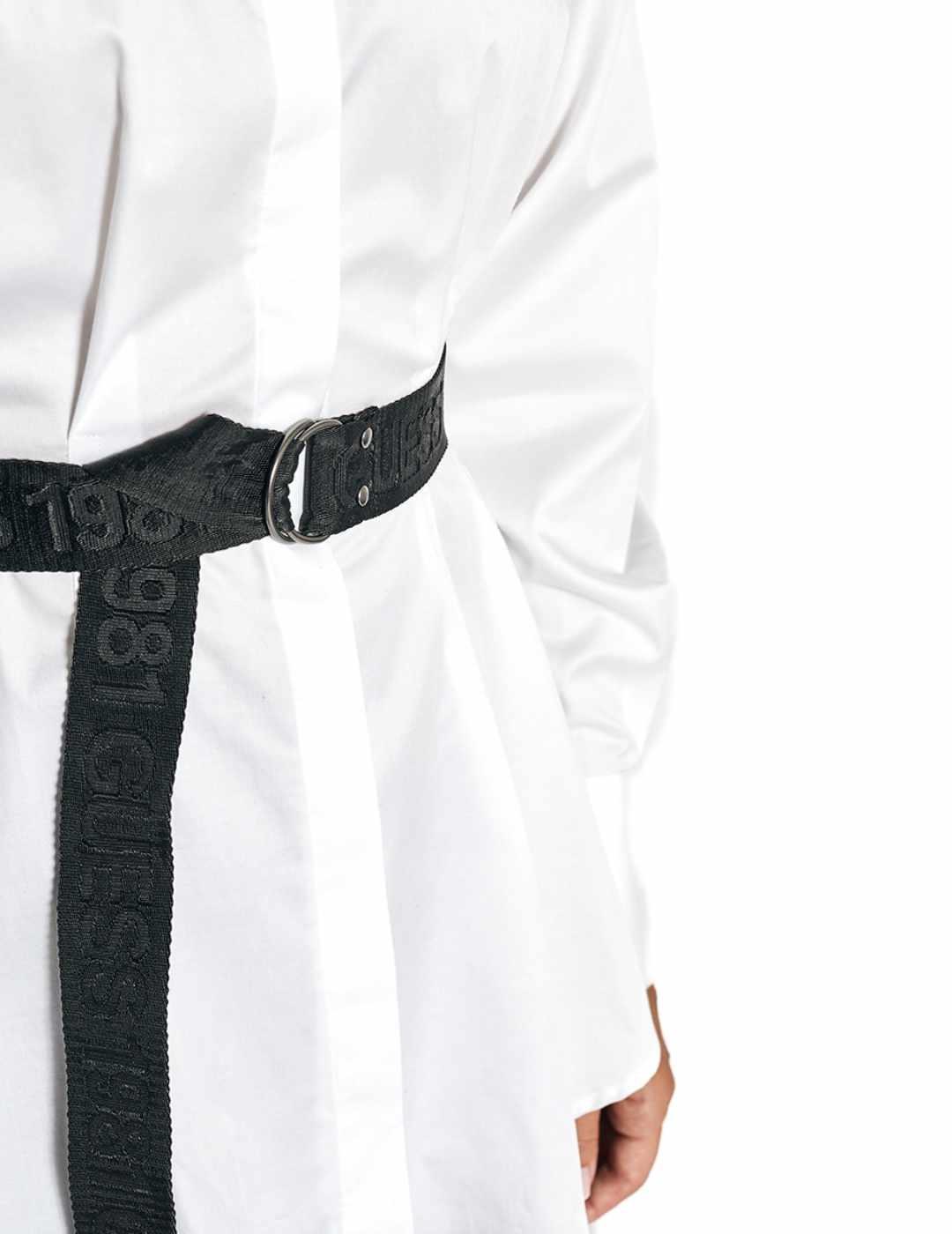 Camisa Guess Rhianna blanco con cinturón negro para mujer