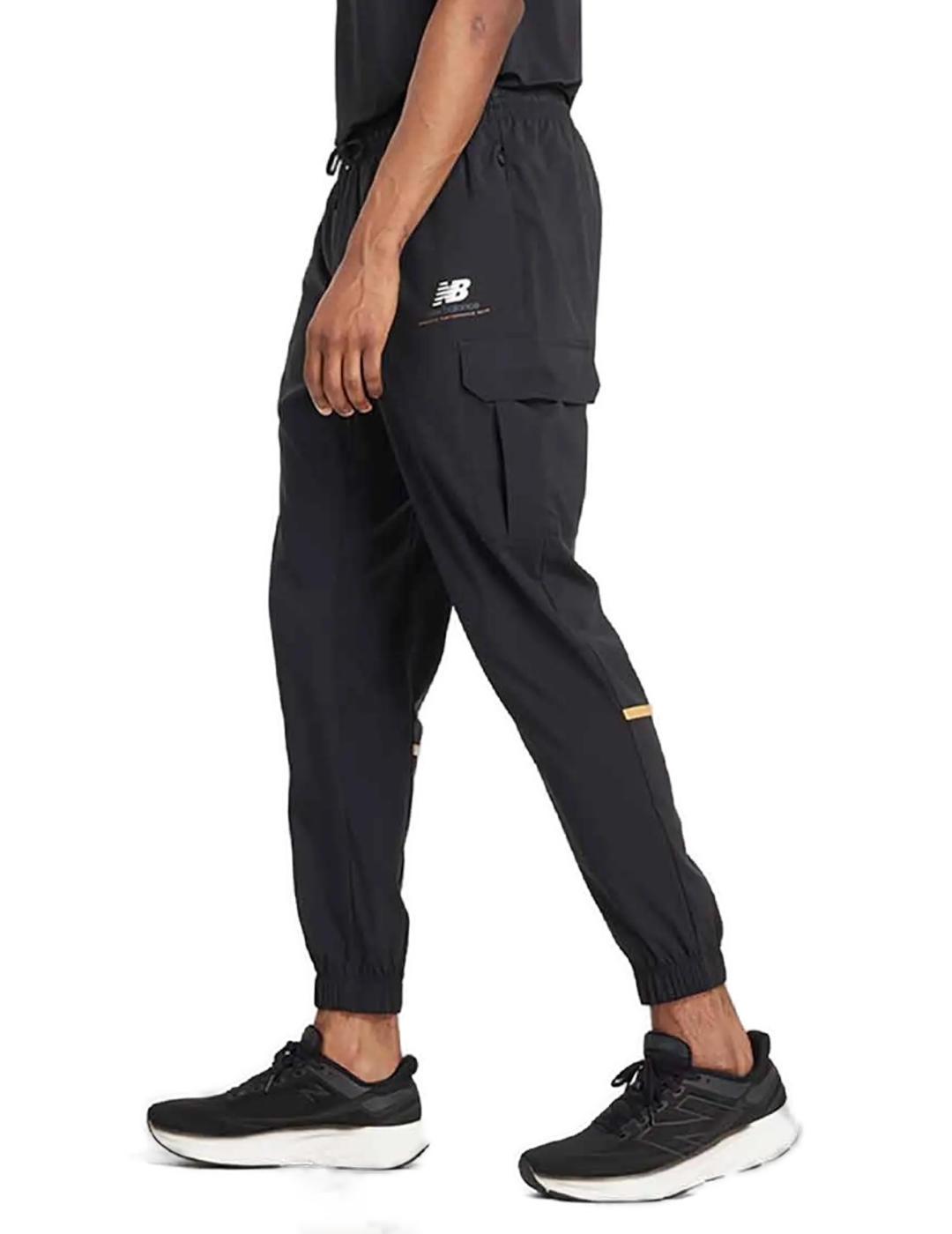 Pantalón jogger New Balance cargo negro slim para hombre