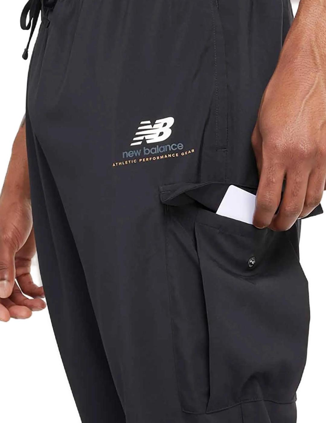 Pantalón jogger New Balance cargo negro slim para hombre