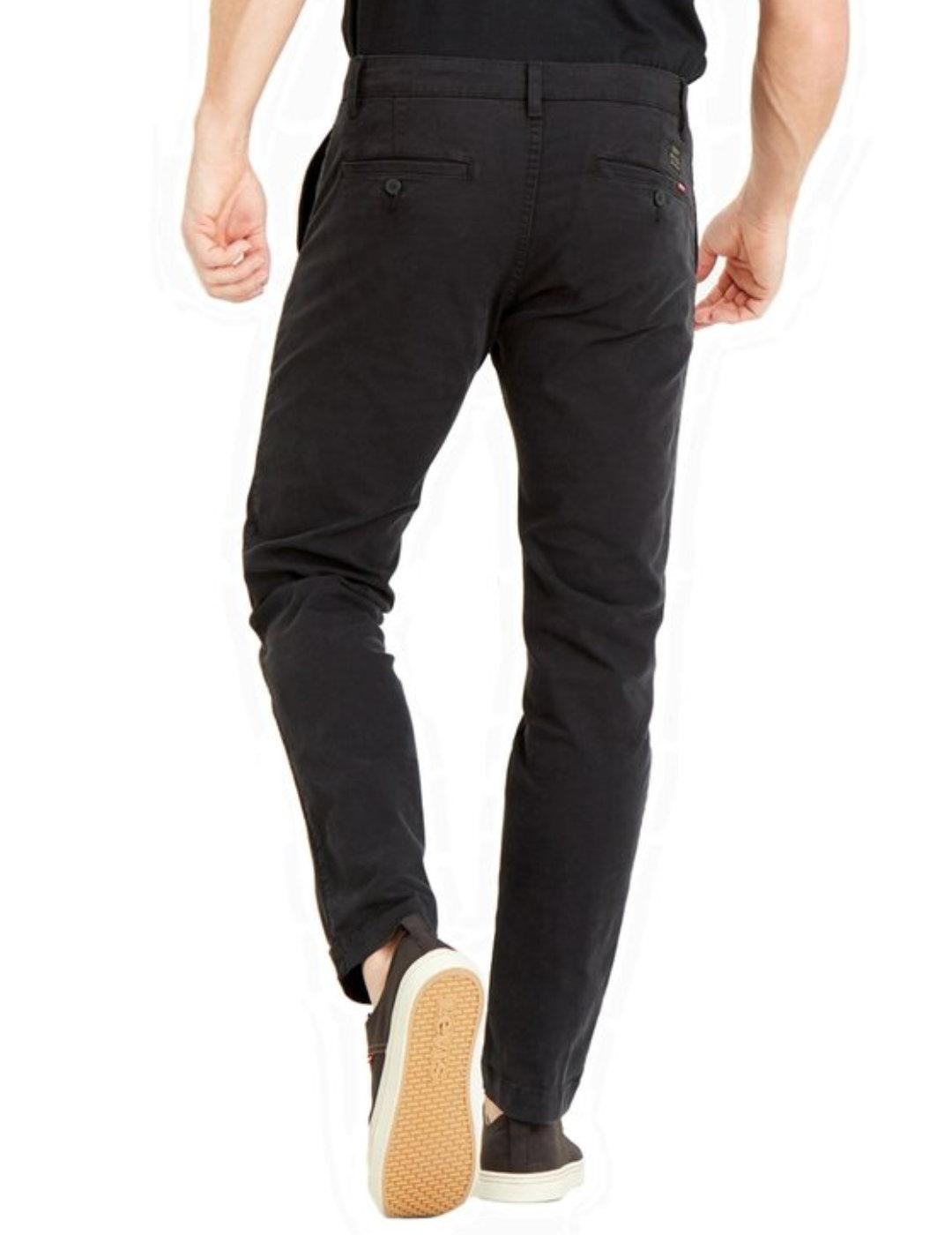 Pantalón Levi´s chino negro slim fit para hombre