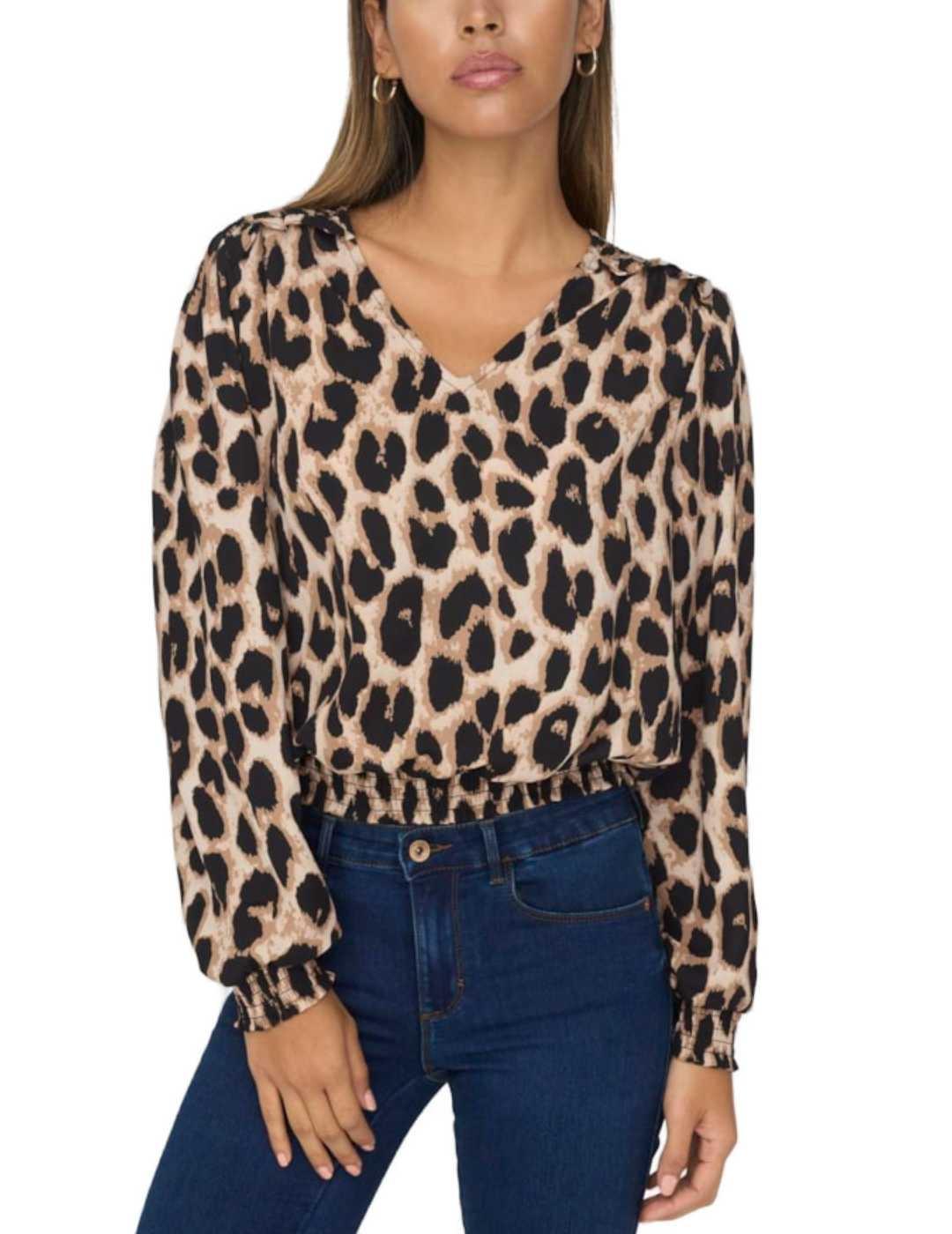 Blusa Only Tiana leopardo cuello pico regular fit para mujer