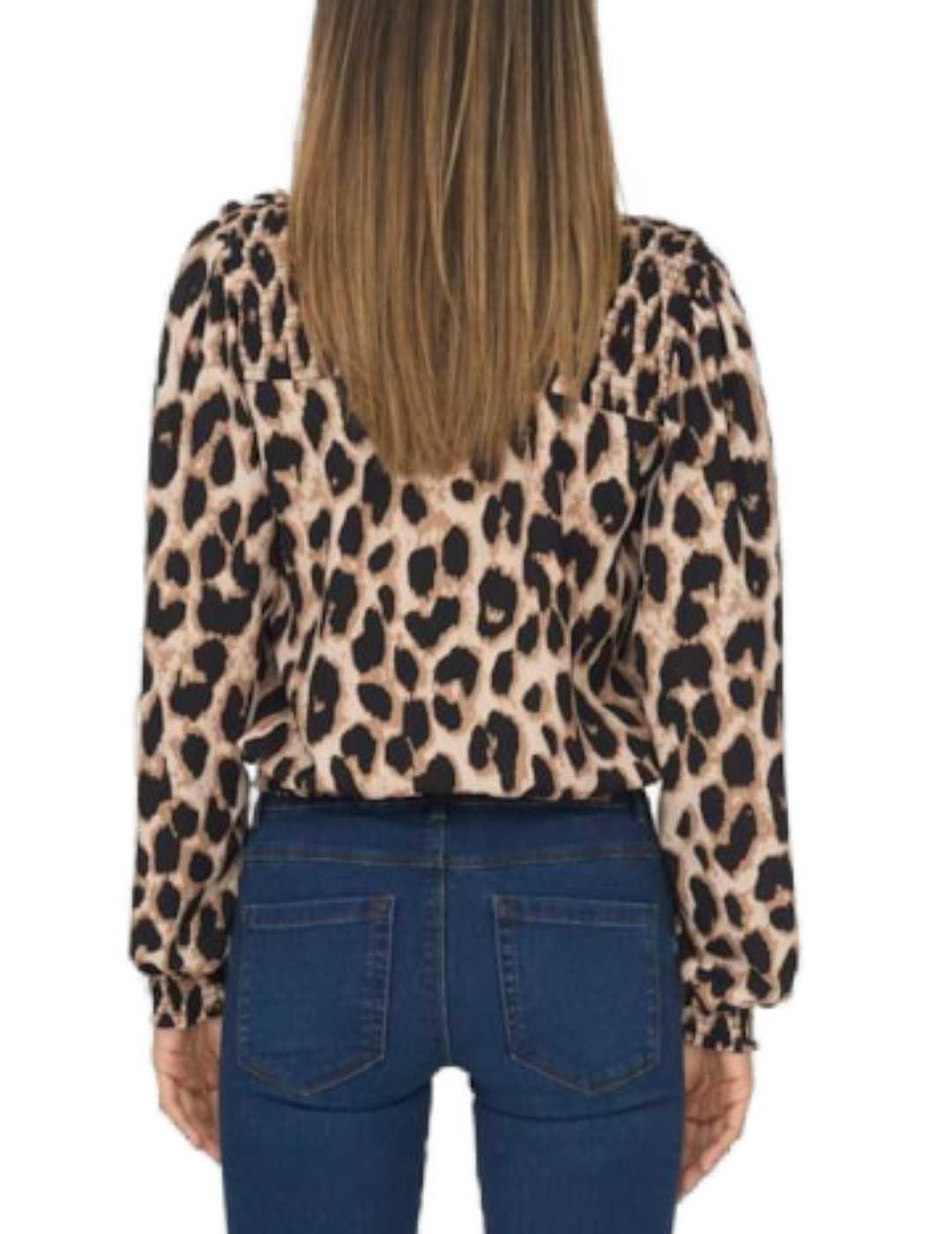 Blusa Only Tiana leopardo cuello pico regular fit para mujer