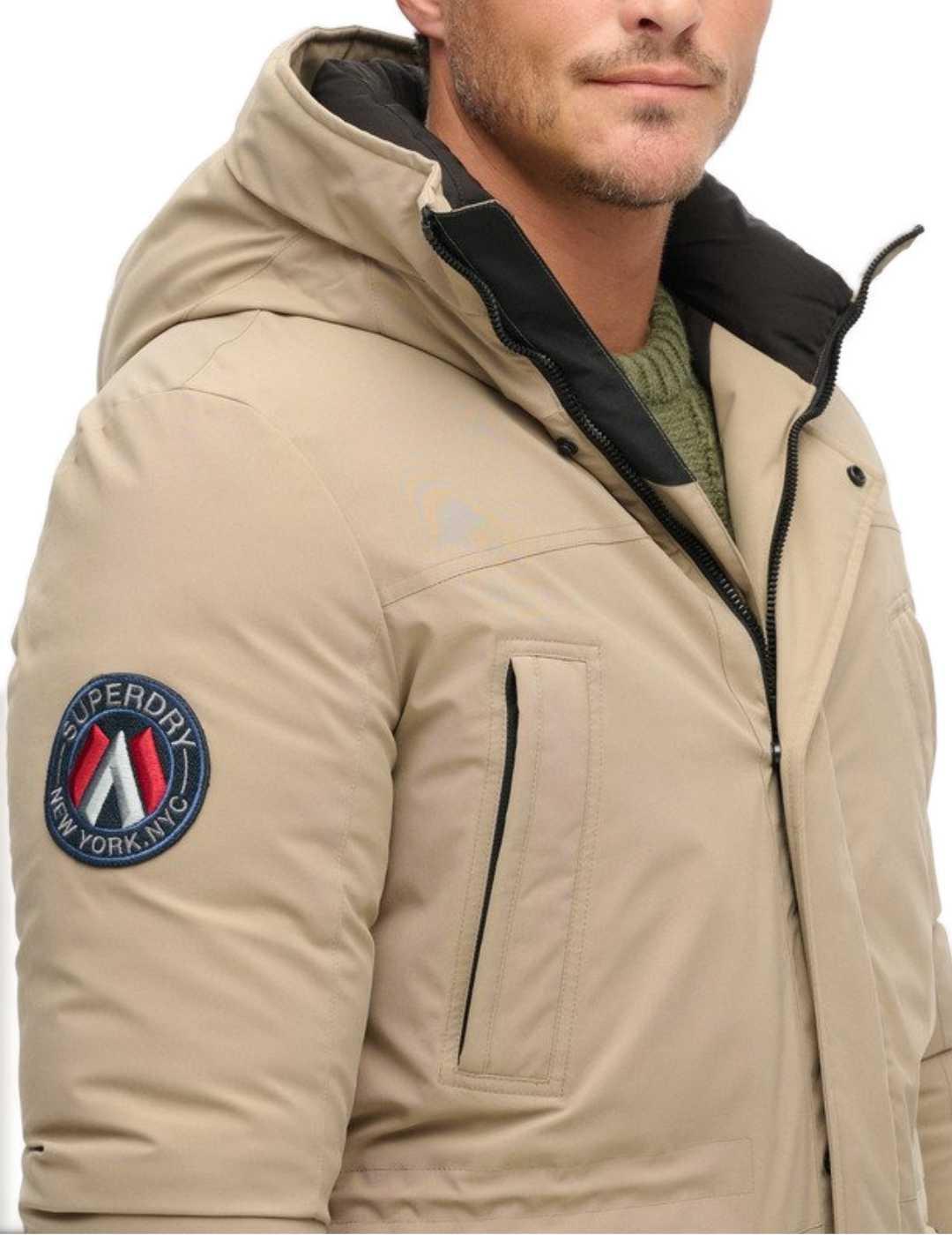 Parka Superdry City Padded beige acolchada capucha de hombre