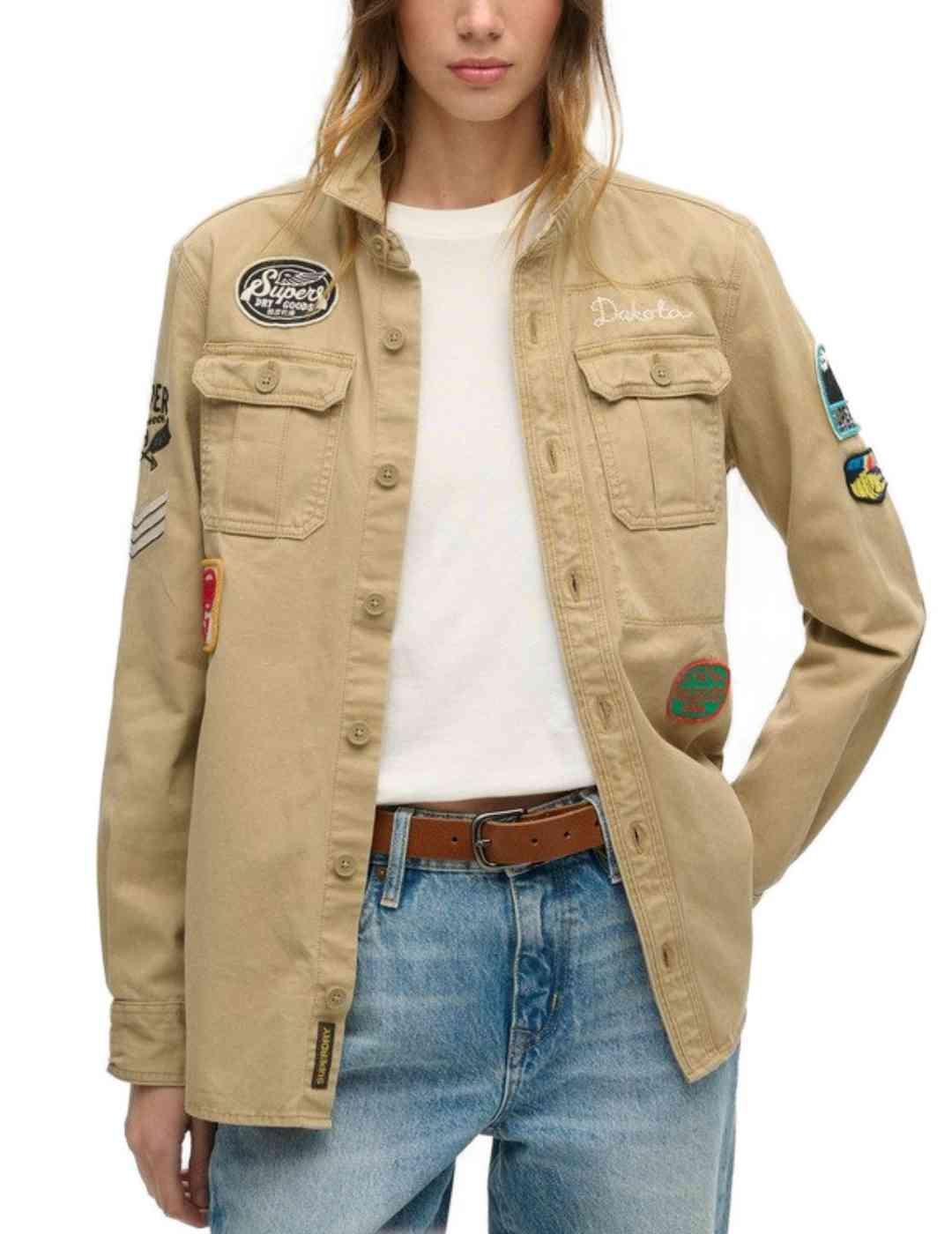 Sobrecamisa Superdy beige parches y serigrafías para mujer