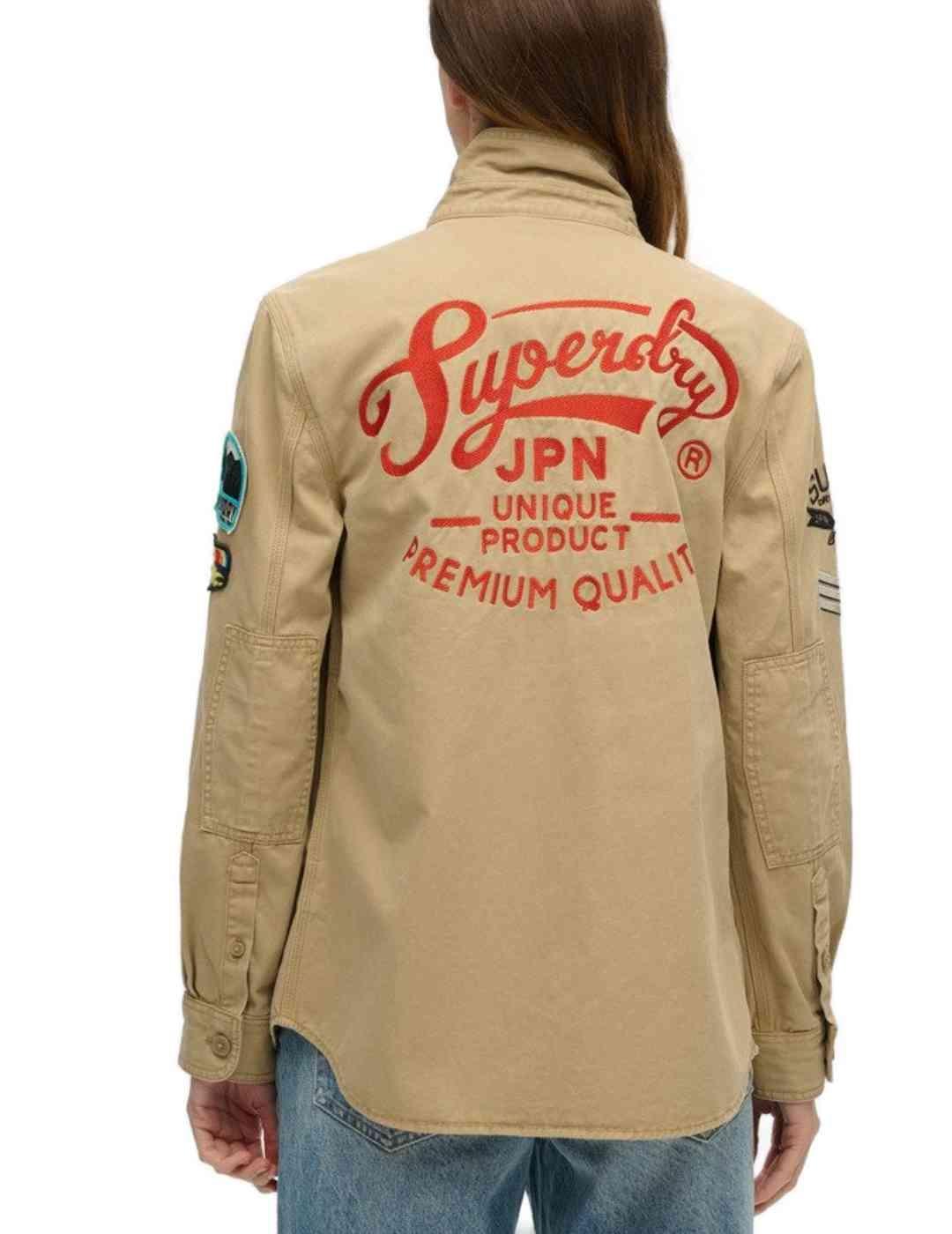 Sobrecamisa Superdy beige parches y serigrafías para mujer