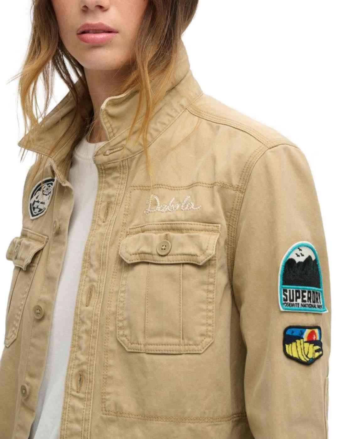 Sobrecamisa Superdy beige parches y serigrafías para mujer