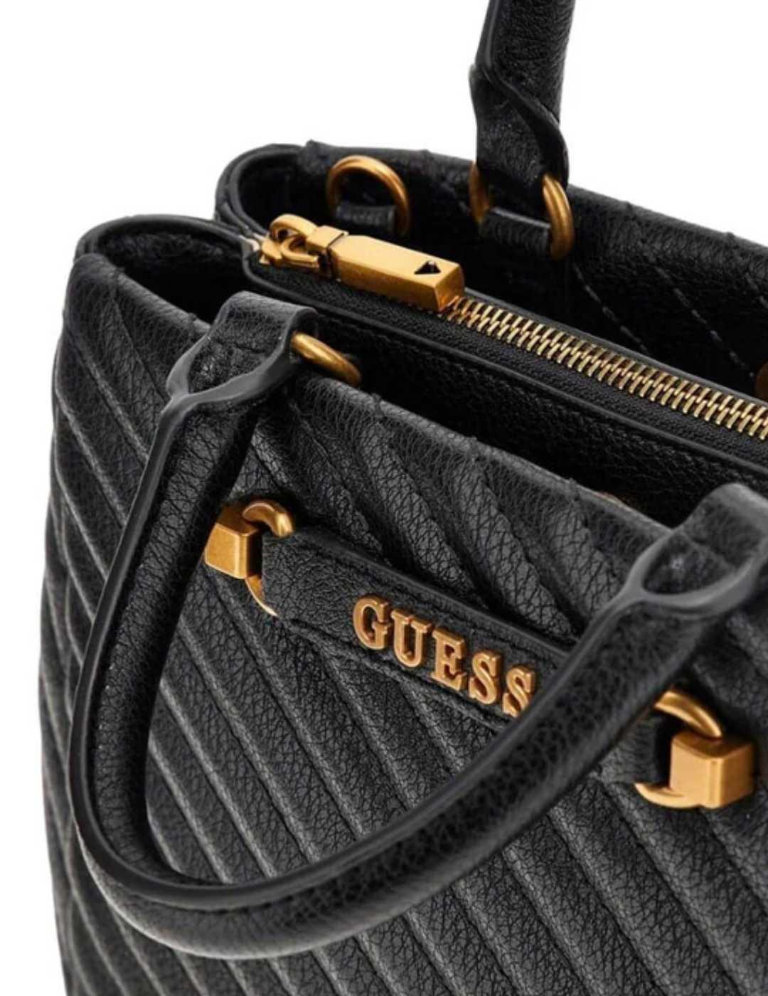 Bolso satchel Guess Sela negro guateado para mujer