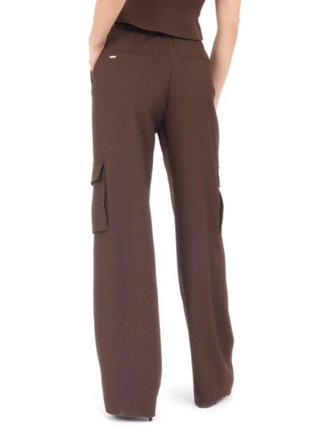 Pantalón Guess Matea marrón de traje cargo para mujer