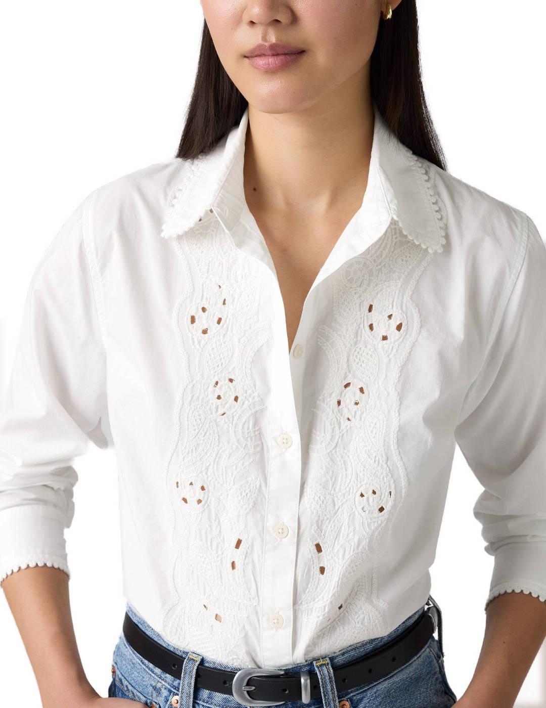 Camisa Levi´s blanca con bordados troquelada para mujer