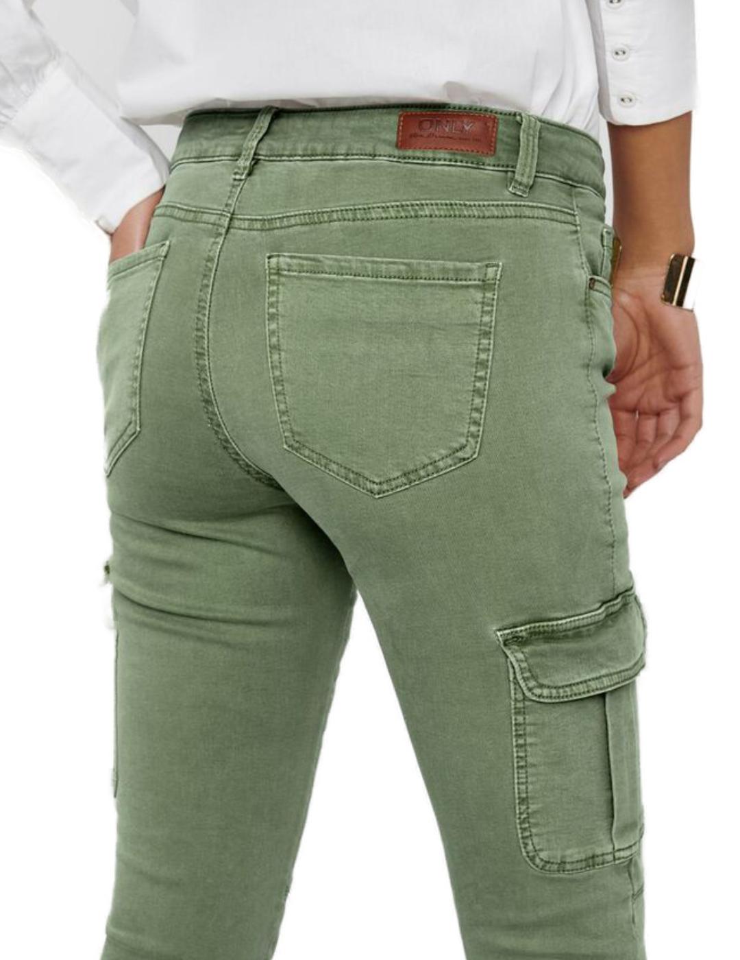 Pantalón Only Missouri cargo verde oliva de mujer
