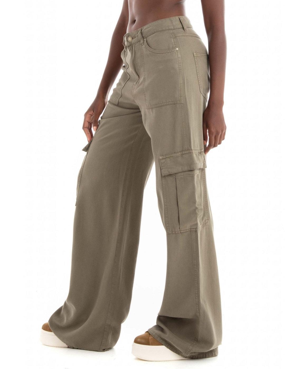 Pantalón Guess Luana verde cargo ancho para mujer