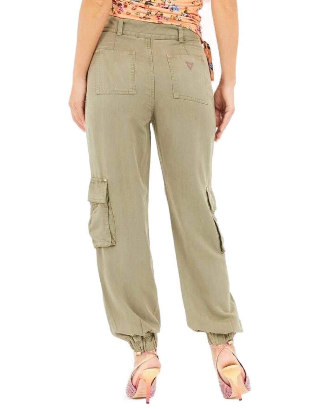 Pantalón cargo Guess Katrin verde straight para mujer