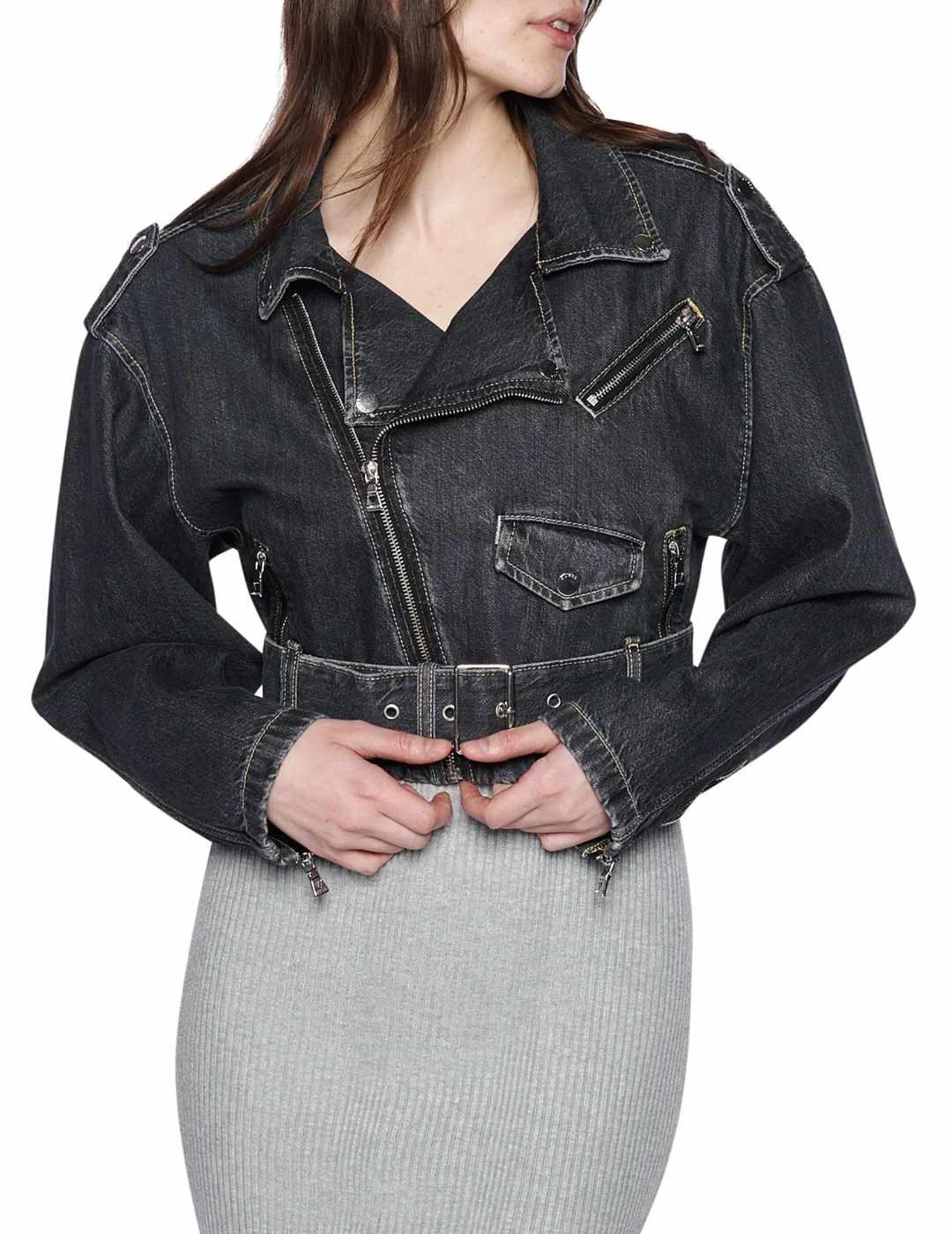 Chaqueta vaquera Guess Sandy negro cropped para mujer