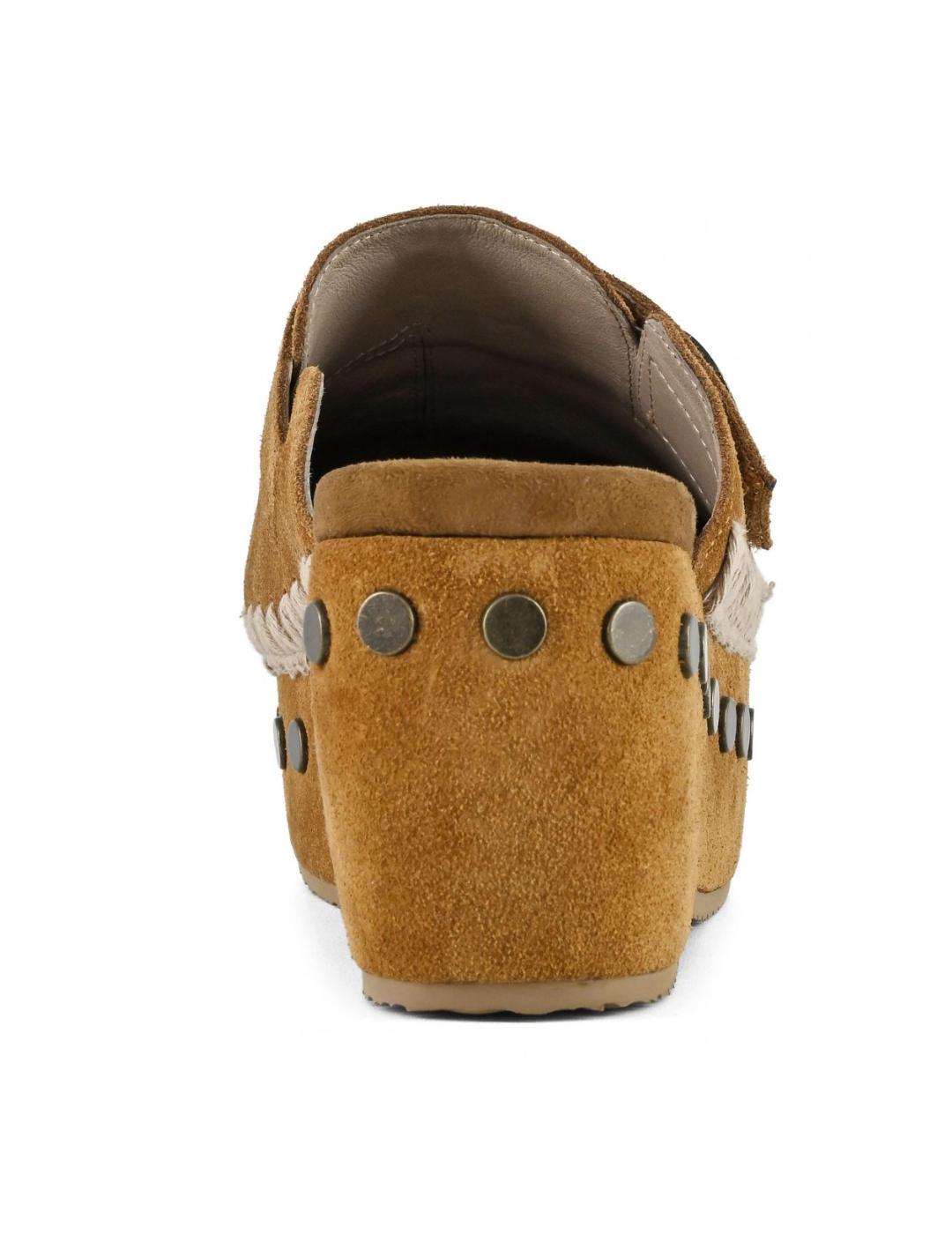 Zuecos Muo ante marrón con tachuelas para mujer