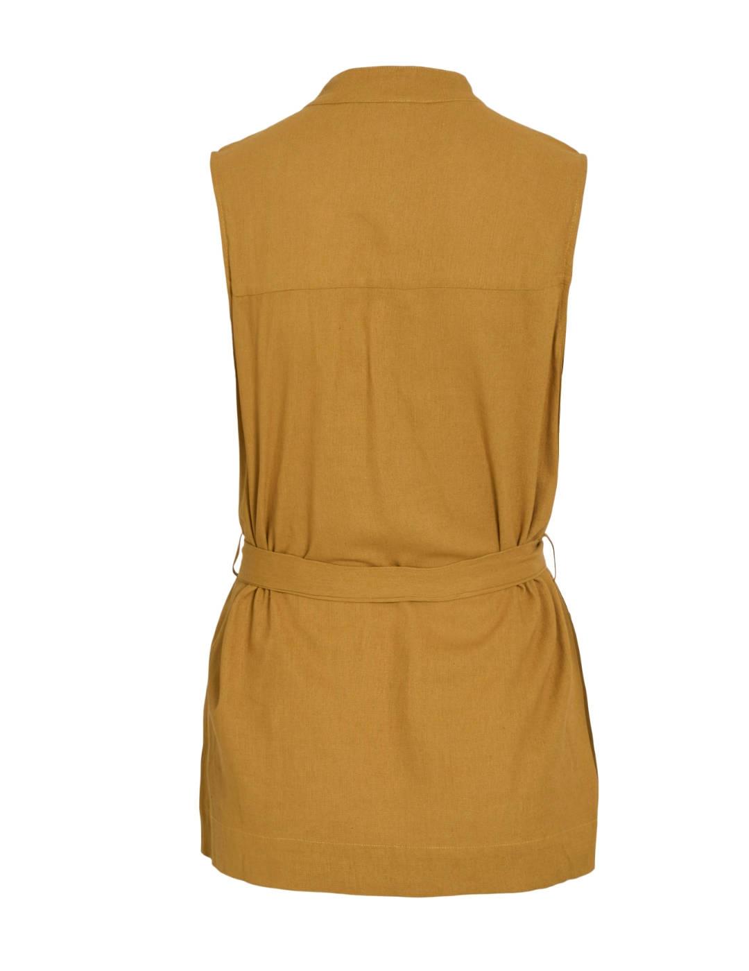 Chaleco Vila Nuria mostaza sin mangas con cinturón de mujer