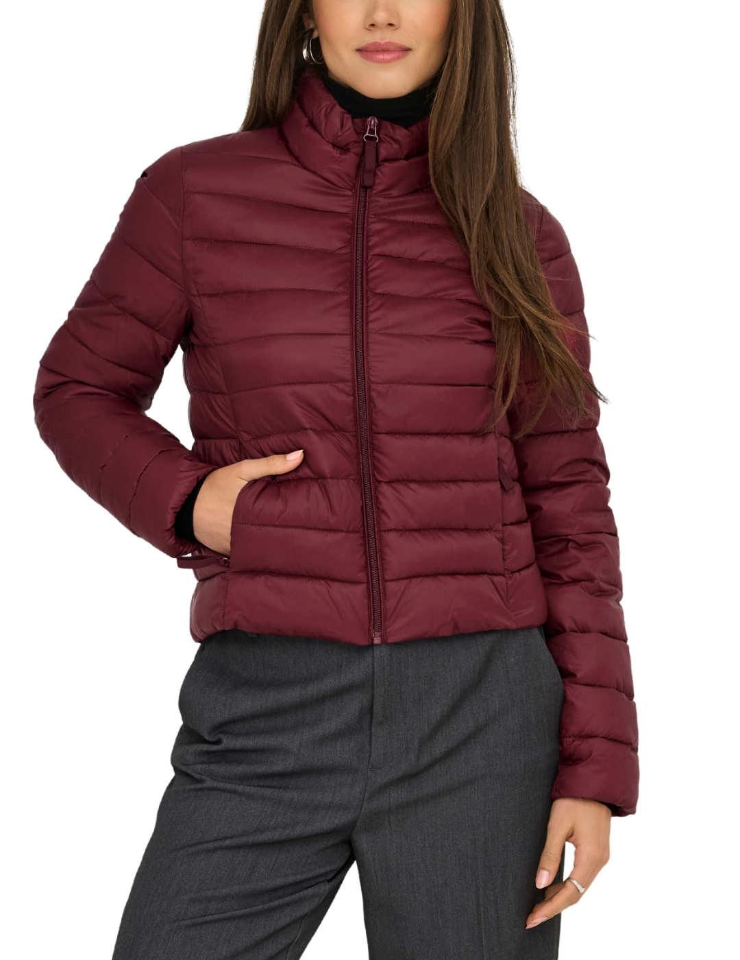 Plumas Only Thaia granate acolchado corto para mujer