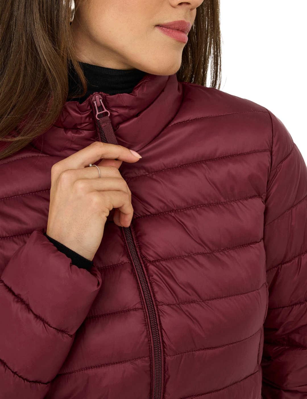 Plumas Only Thaia granate acolchado corto para mujer