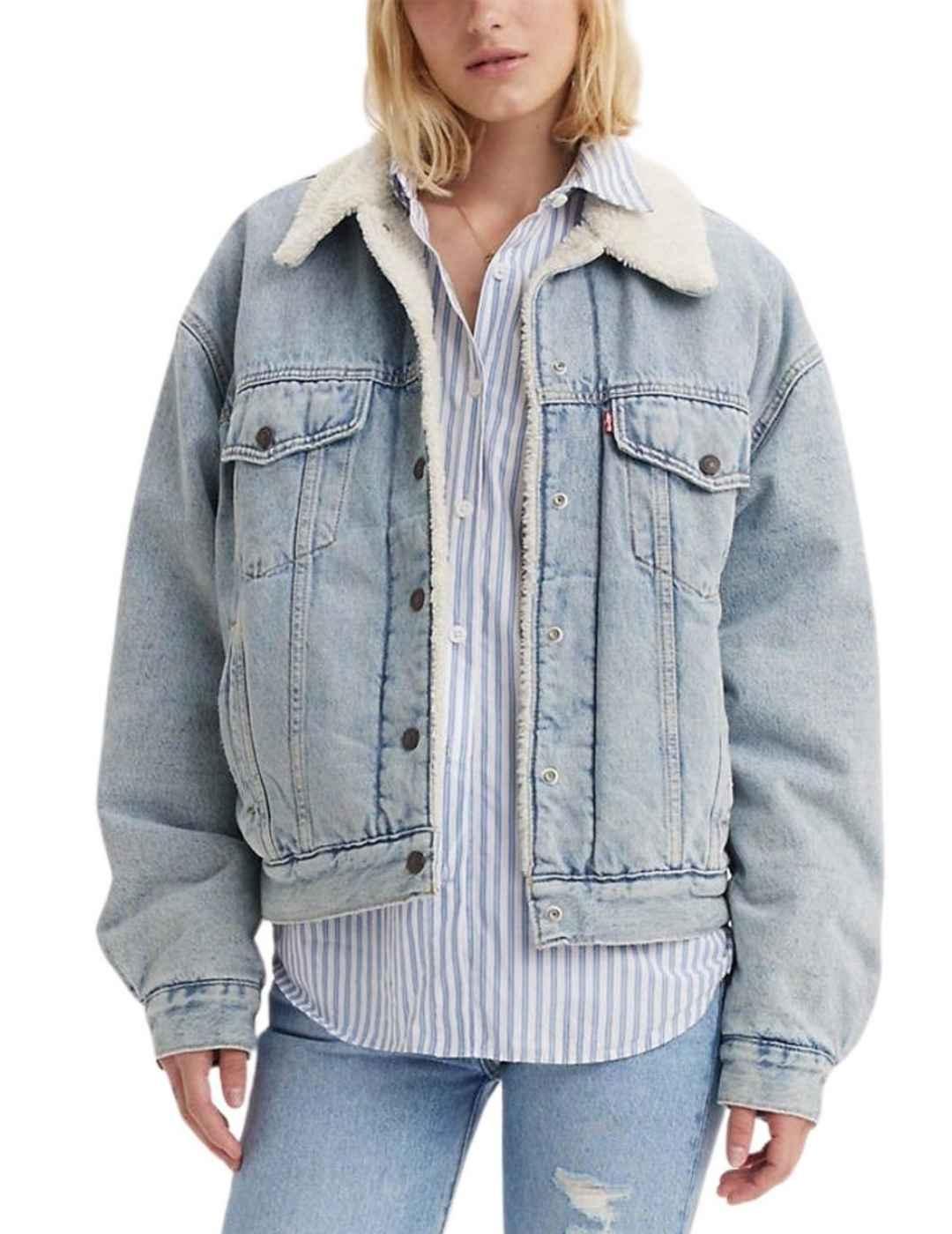 Trucker Levi's® vaquera azul claro borreguito de mujer