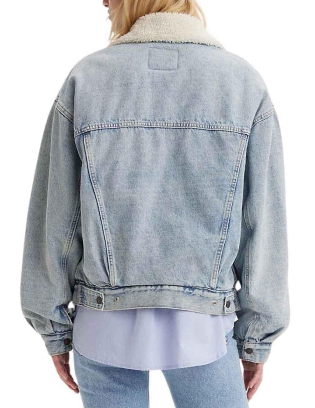 Trucker Levi's® vaquera azul claro borreguito de mujer