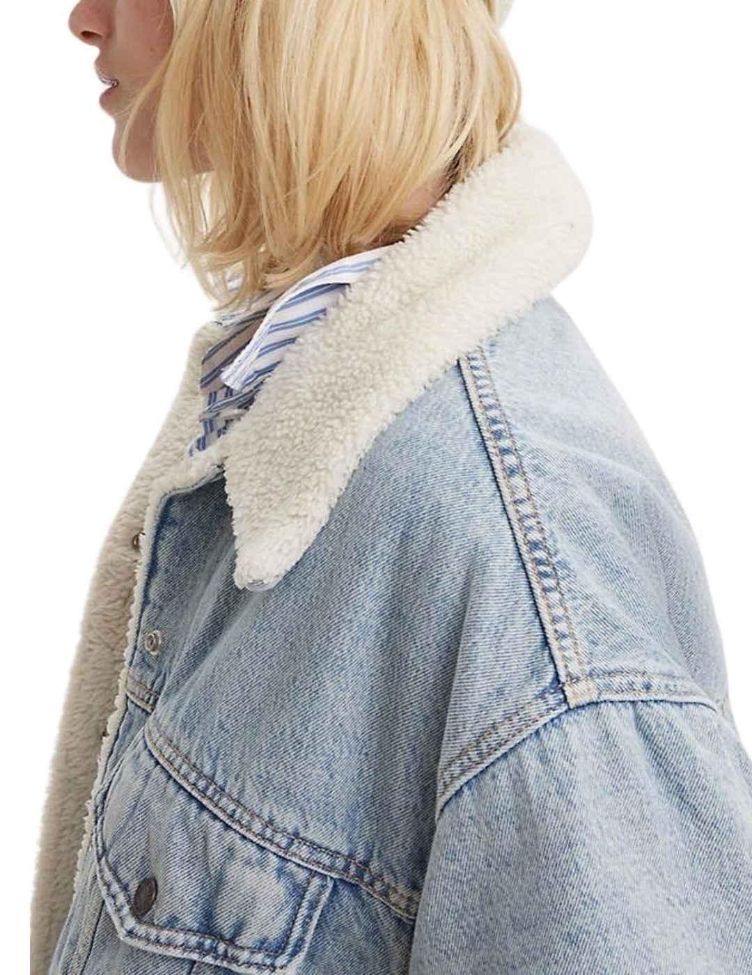 Trucker Levi's® vaquera azul claro borreguito de mujer