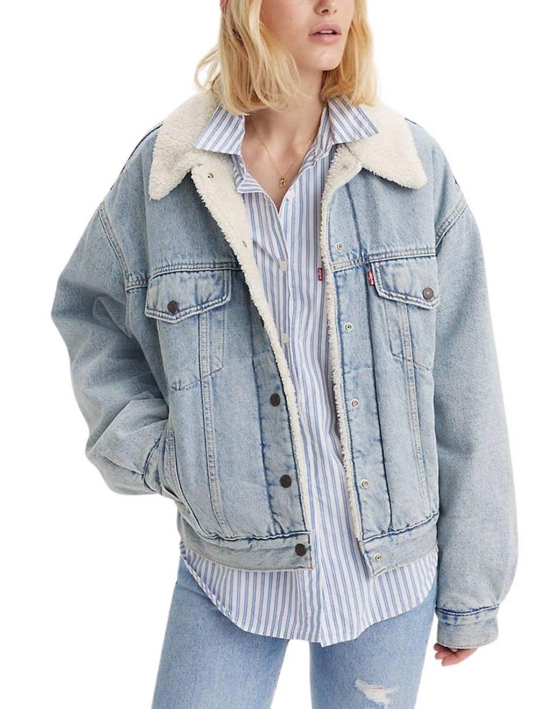 Trucker Levi's® vaquera azul claro borreguito de mujer