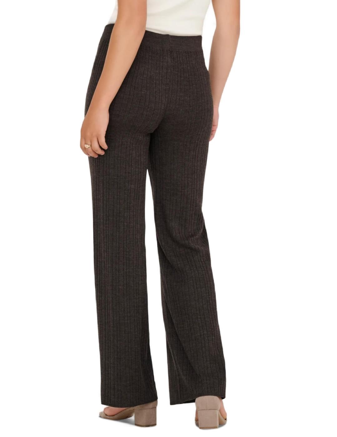 Pantalón Only Thea chocolate punto acanalado flare de mujer