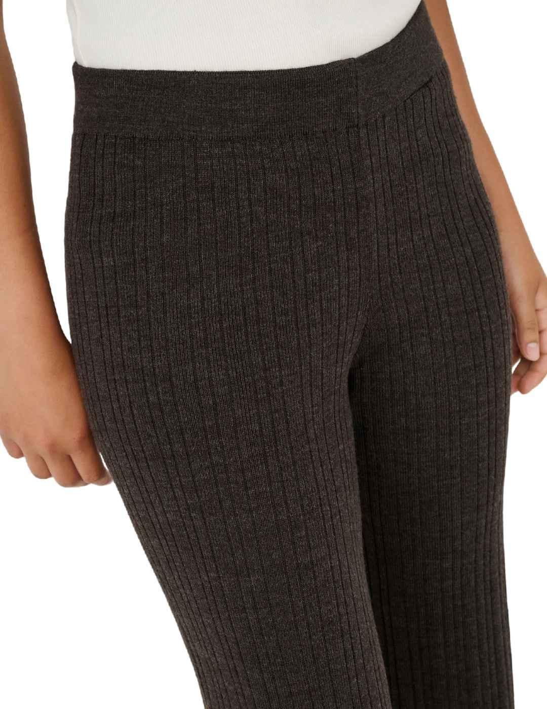 Pantalón Only Thea chocolate punto acanalado flare de mujer
