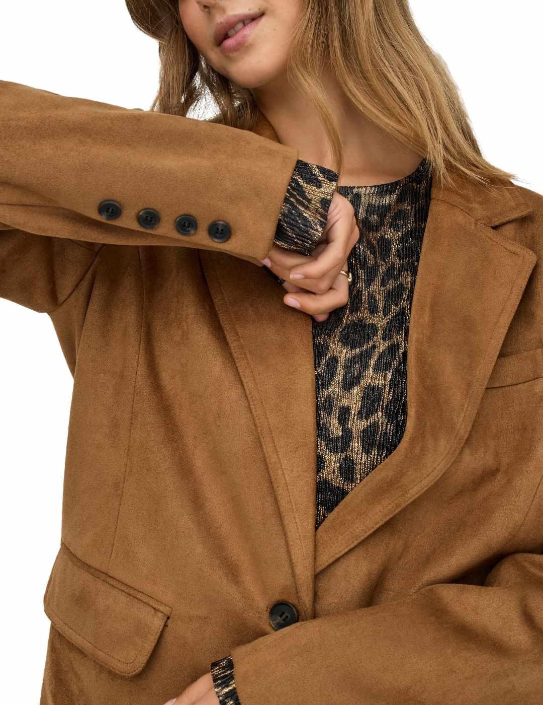 Blazer Only Ina corte clásico efecto ante camel de mujer