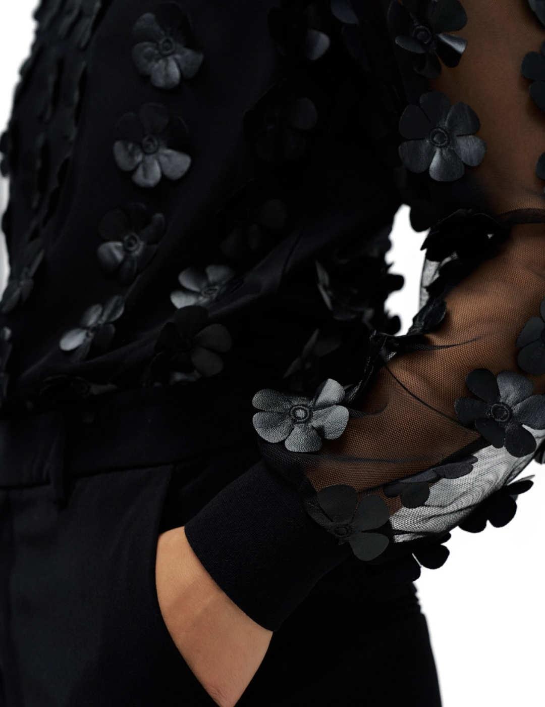 Sudadera Salsa detalles flores con textura negra de mujer