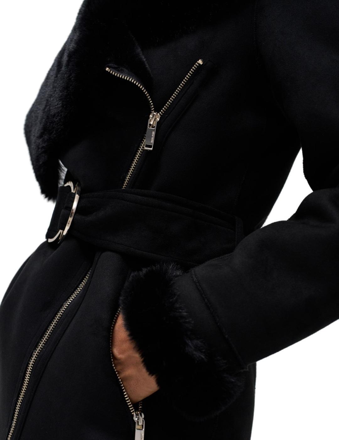 Abrigo Salsa negro de ante con pelo y cinturón para mujer