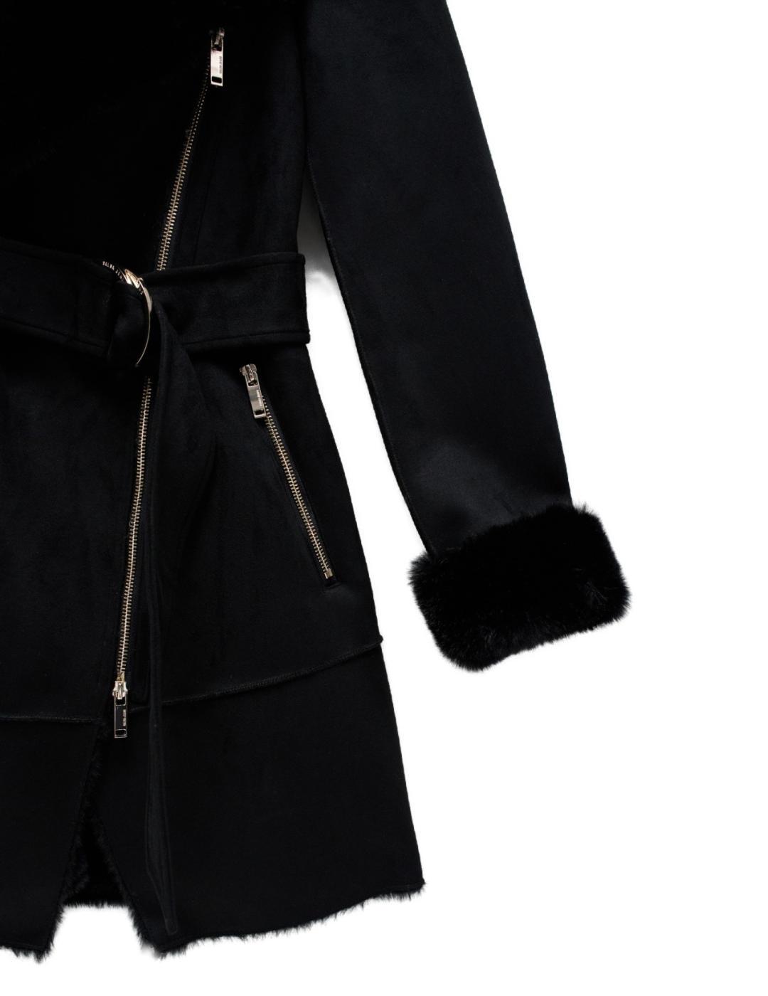 Abrigo Salsa negro de ante con pelo y cinturón para mujer
