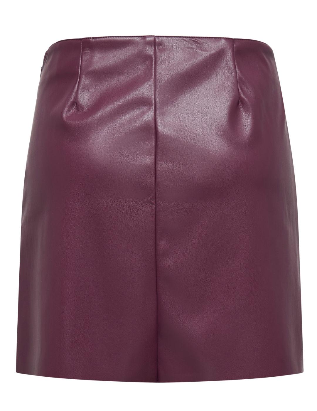 Falda Only Artzy granate polipiel corta semiplisada de mujer