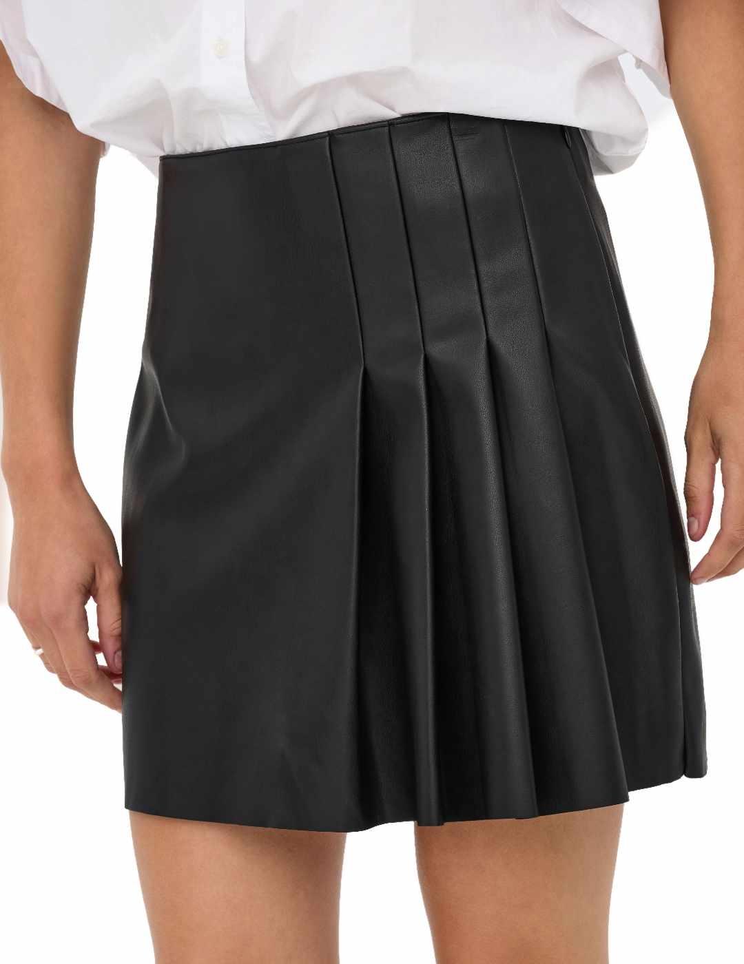 Falda Only Artzy negra polipiel corta semiplisada para mujer