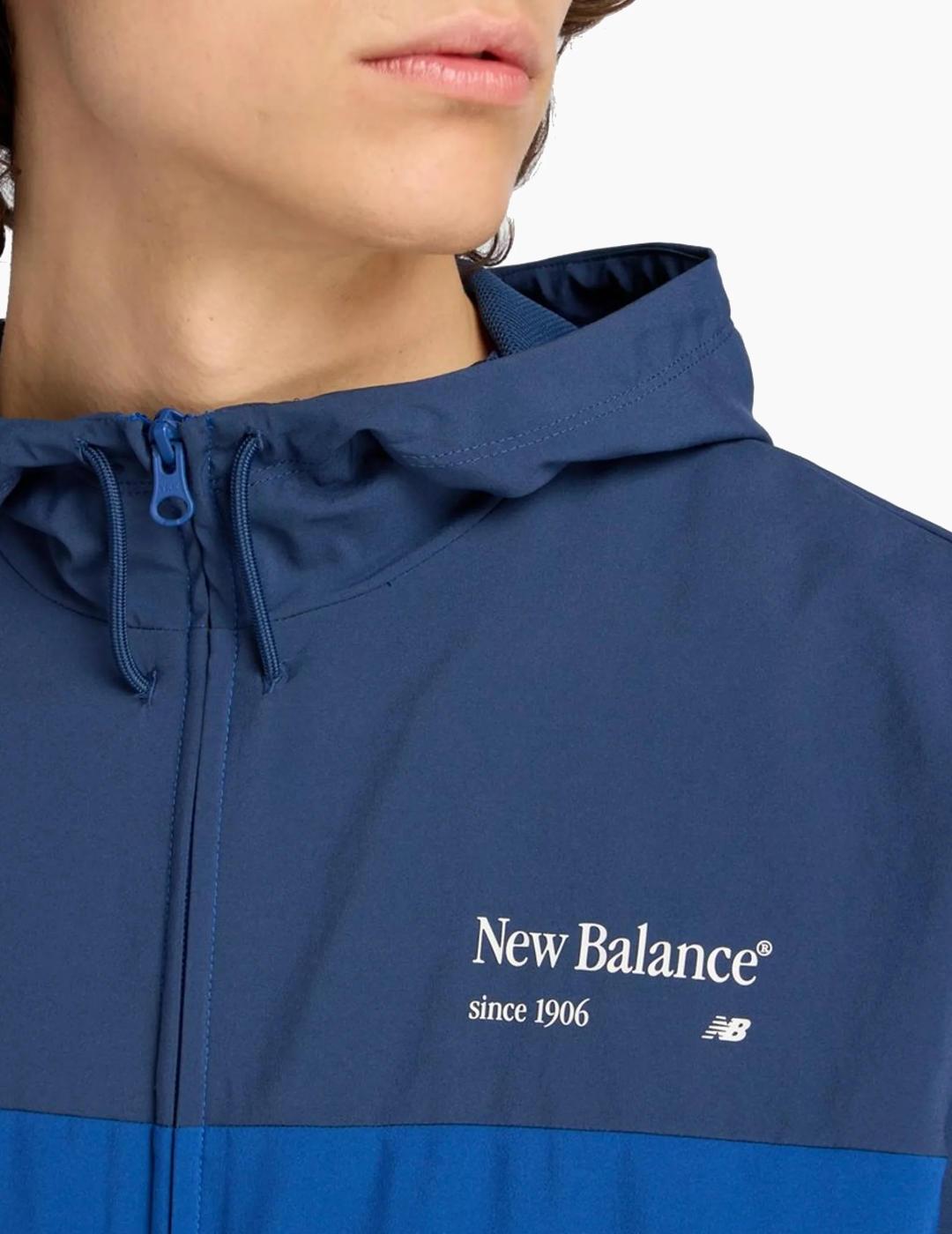 Chaqueta New Balance bicolor azul tejido técnico para hombre