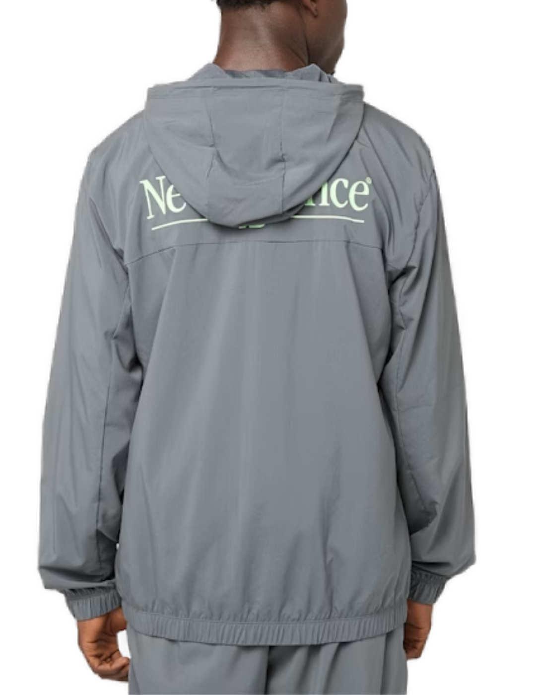 Chaqueta New Balance gris tejido técnico para hombre
