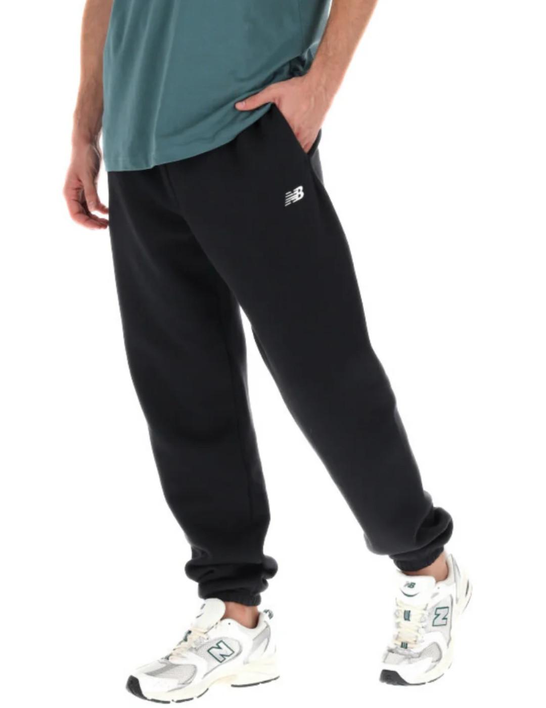 Pantalón New Balance jogger negro afelpado para hombre