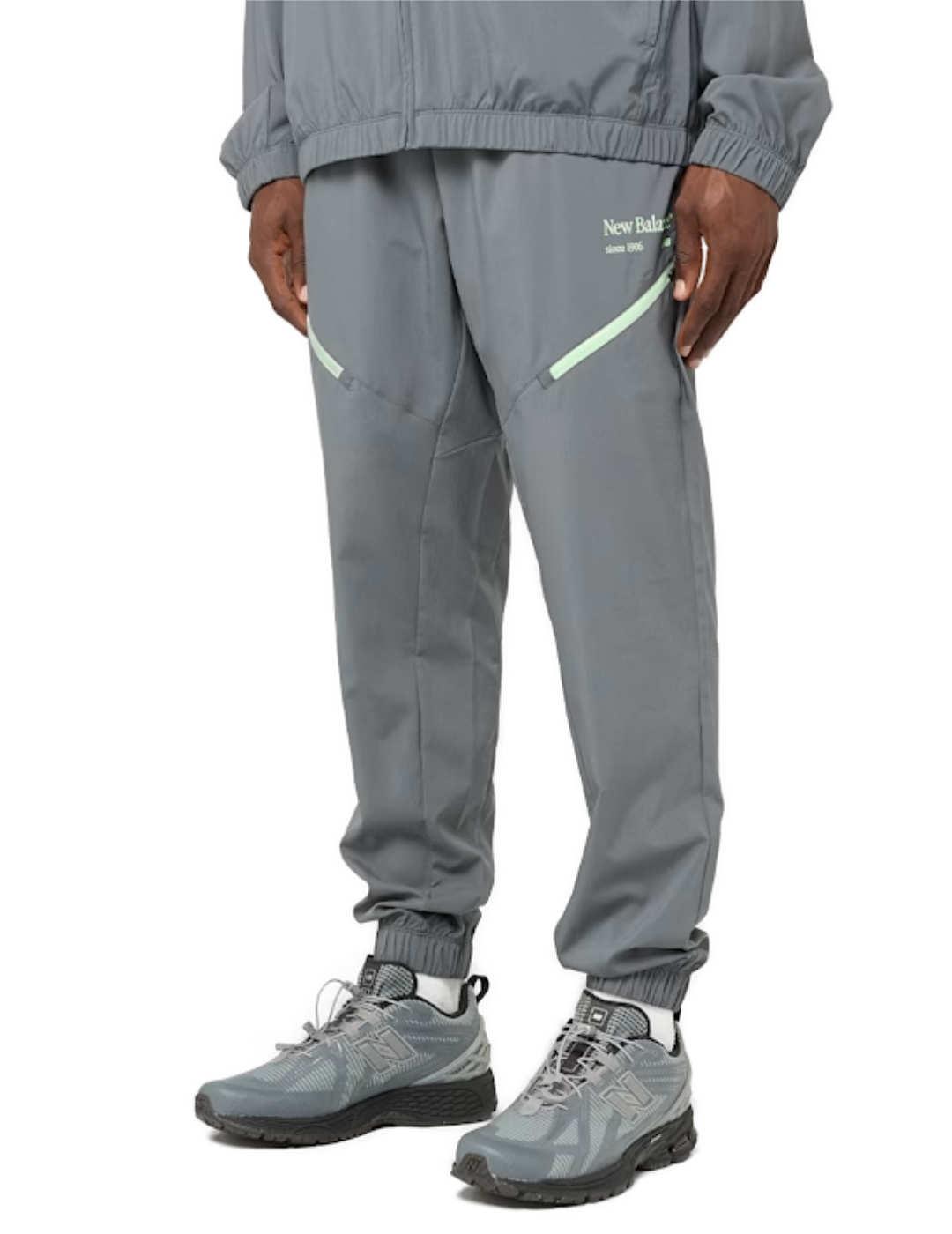 Pantalón New Balance jogger gris tejido técnico para hombre