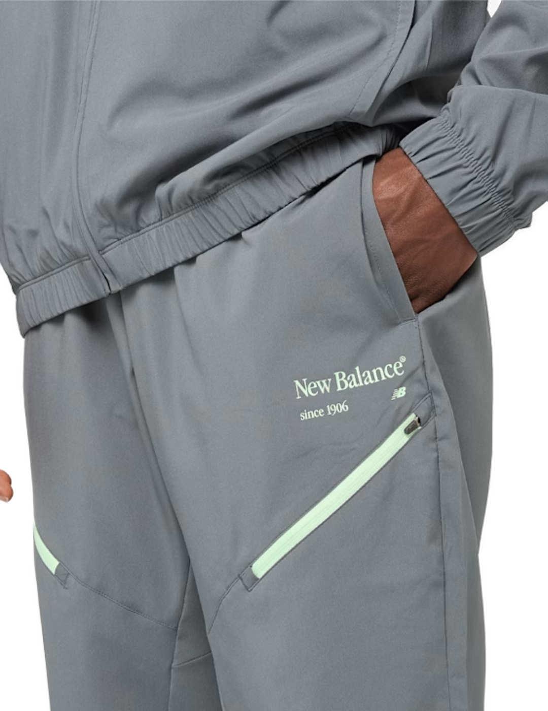 Pantalón New Balance jogger gris tejido técnico para hombre