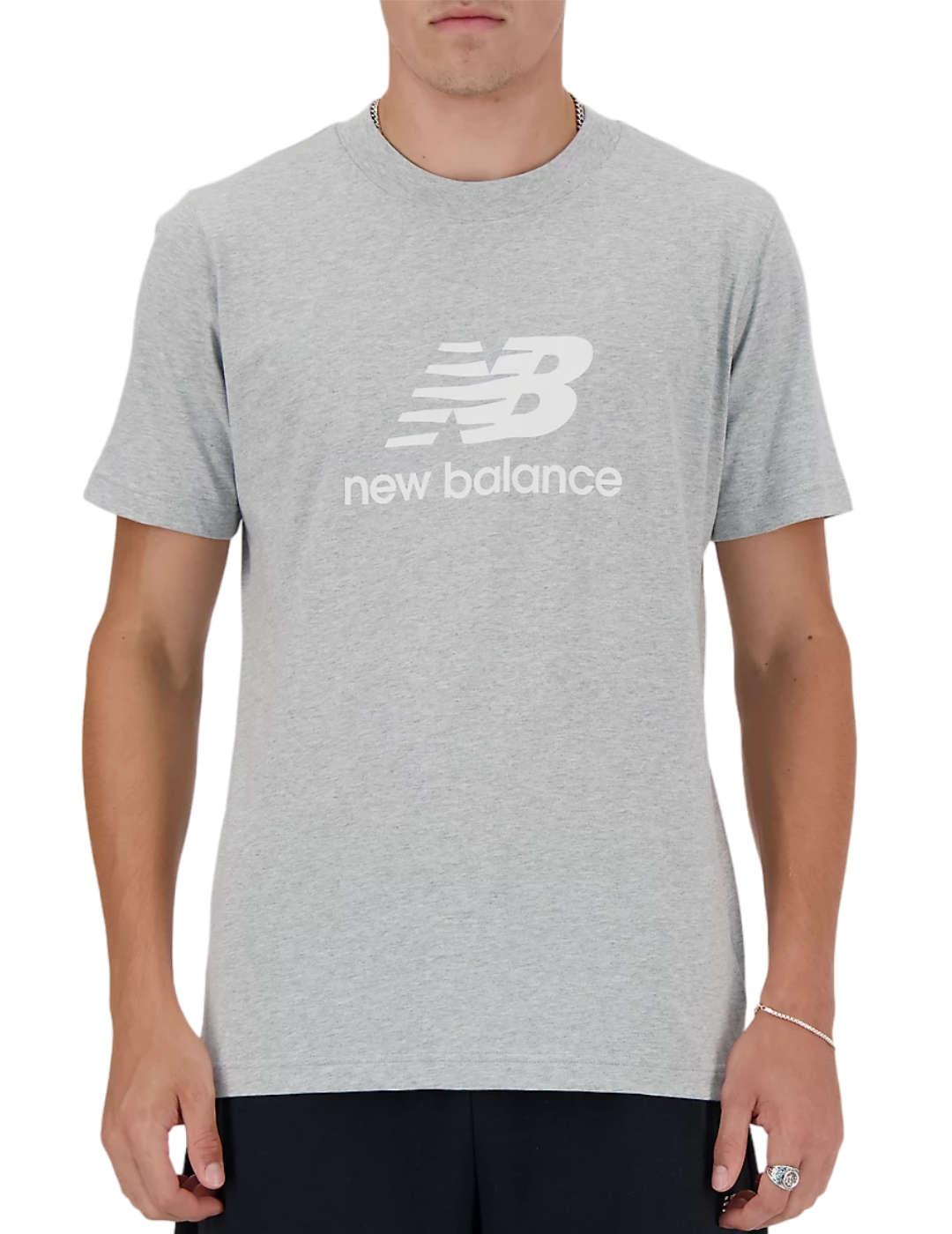 Camiseta New Balance gris logo blanco manga corta de hombre