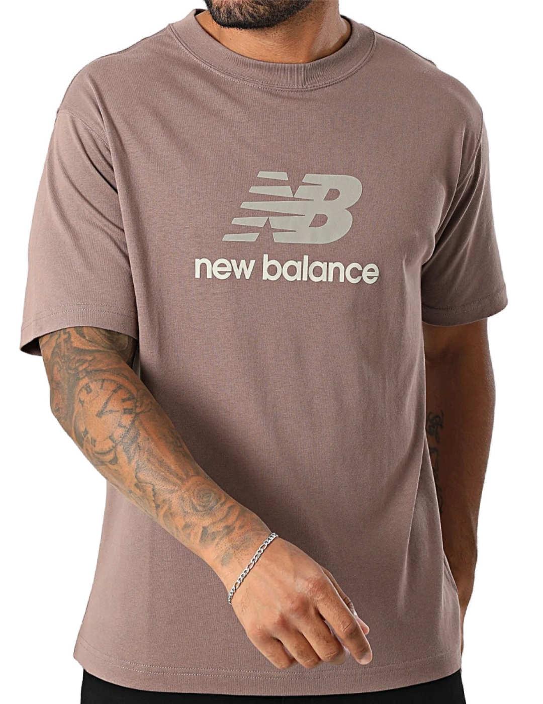 Camiseta New Balance con logotipo marrón de hombre