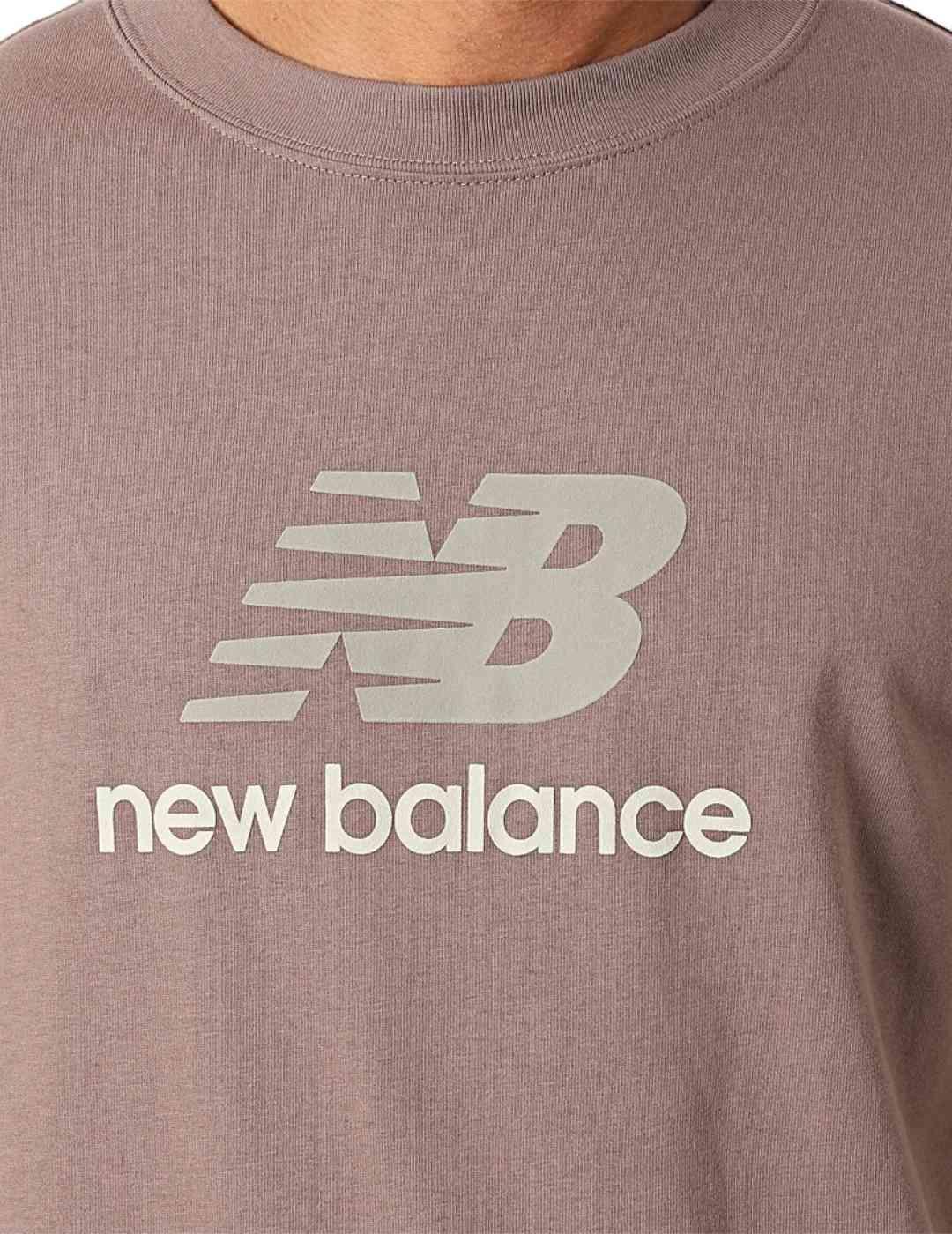 Camiseta New Balance con logotipo marrón de hombre