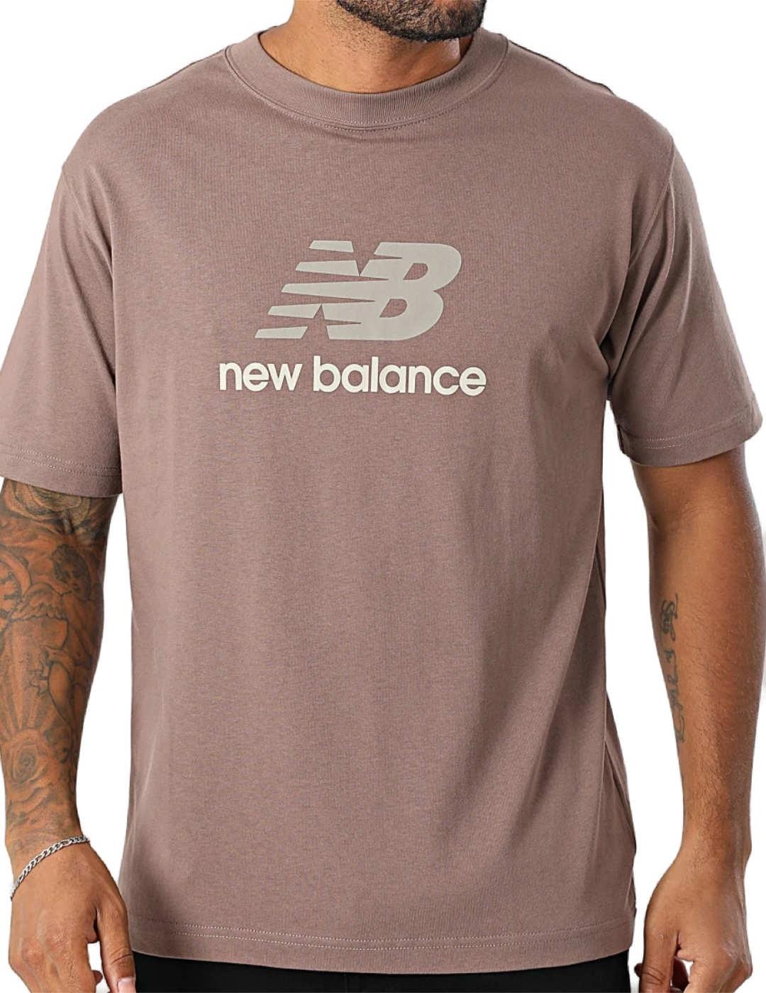 Camiseta New Balance con logotipo marrón de hombre