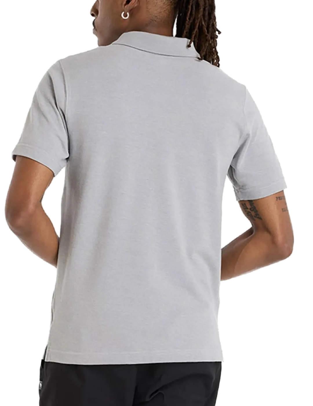 Polo New Balance minilogo gris bordado de hombre