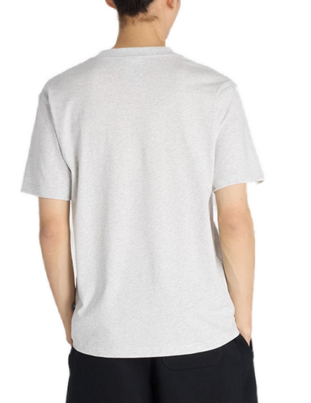 Camiseta New Balance gris con logotipo premium de hombre