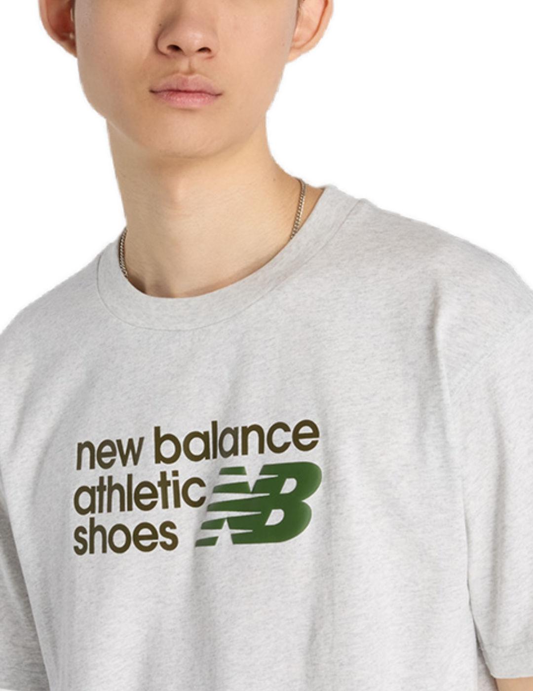 Camiseta New Balance gris con logotipo premium de hombre