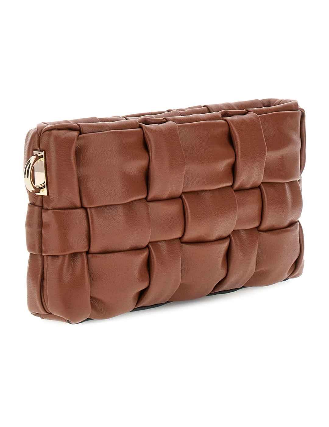Bolso Guess Marion camel trenzado bandolera para mujer