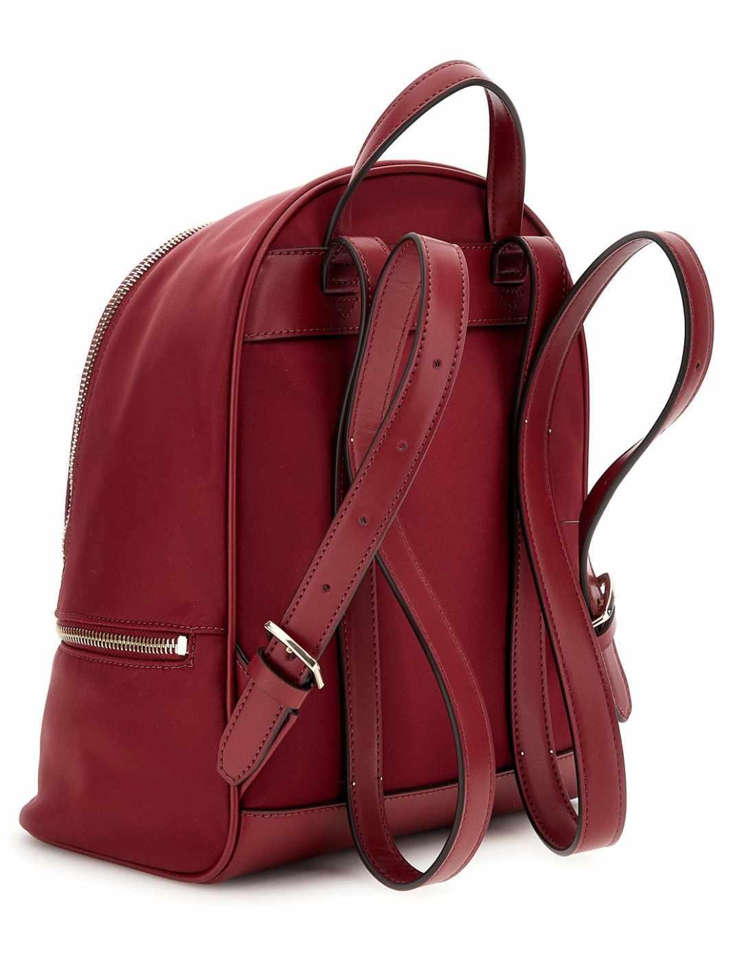 Mochila Guess color rojo detalles dorados para mujer