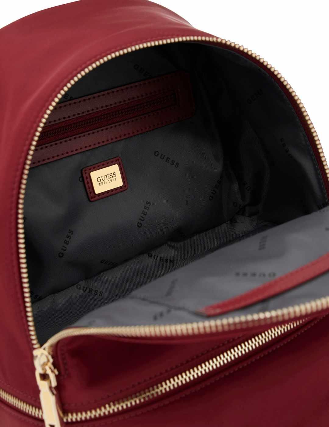 Mochila Guess color rojo detalles dorados para mujer