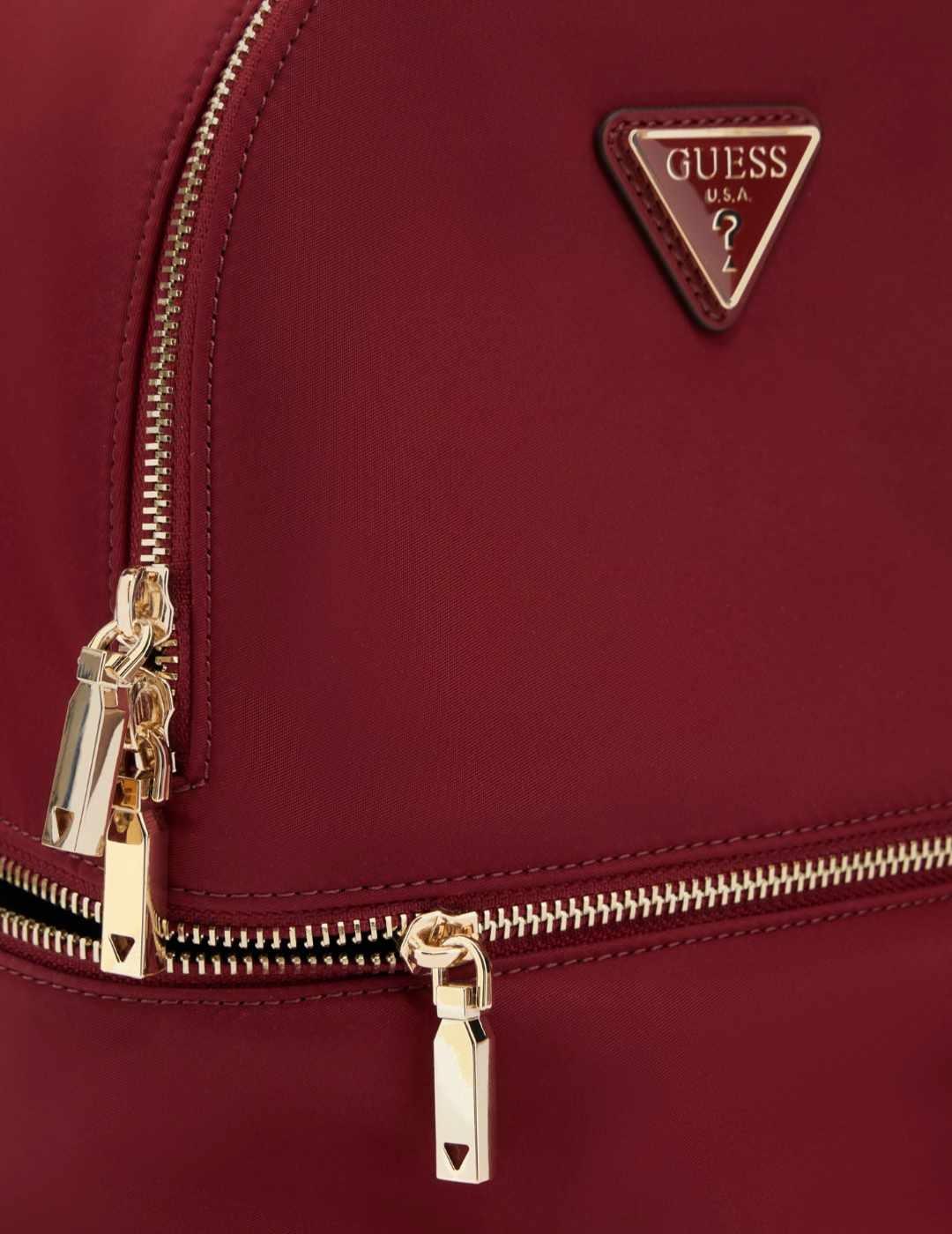 Mochila Guess color rojo detalles dorados para mujer